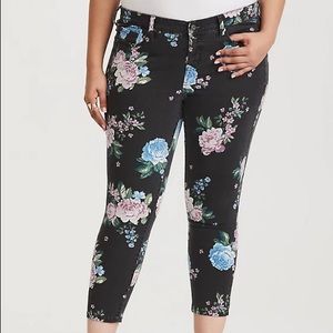 Torrid black floral twill ankle skinny jean